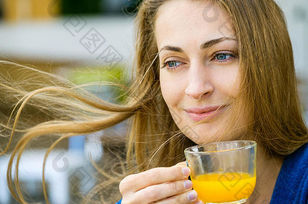 年轻的漂亮的女人享受杯茶