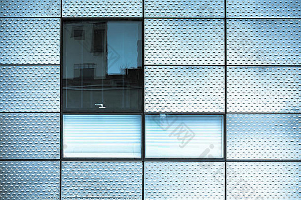 现代建筑外金属窗户
