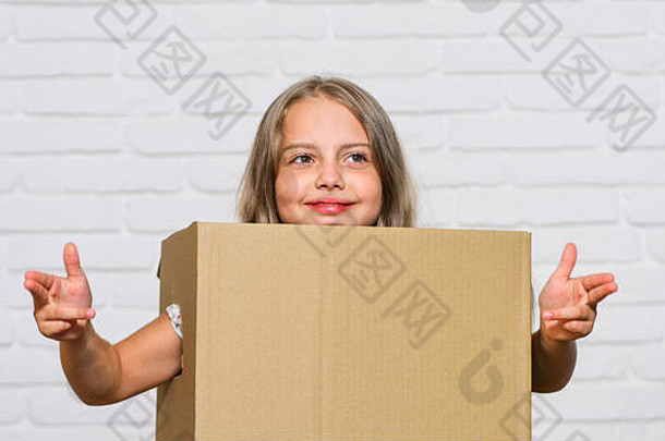 包装的事情准备移动租金房子真正的房地产使移动更容易女孩小孩子携带纸板盒子移动概念交付购买孩子移动移动例程