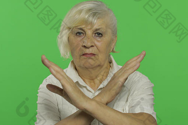 上了年纪的女人显示停止被禁止的手势漂亮的祖母白色衬衫的地方标志文本浓度关键绿色屏幕背景