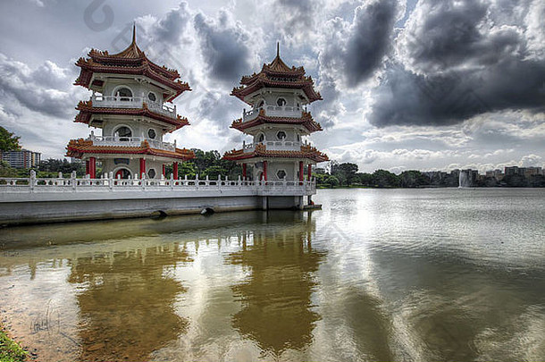 双胞胎宝塔新加坡中国人花园湖