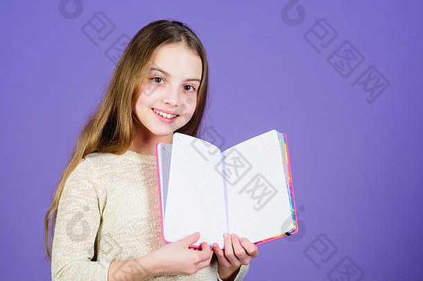 书概念童年文学发展教育阅读技能个人日记记事本规划师学校文具学习女孩持有书紫罗兰色的背景孩子显示书记事本