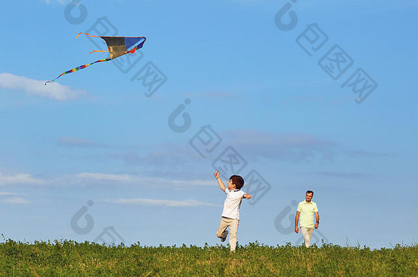 父亲儿子玩风筝自然