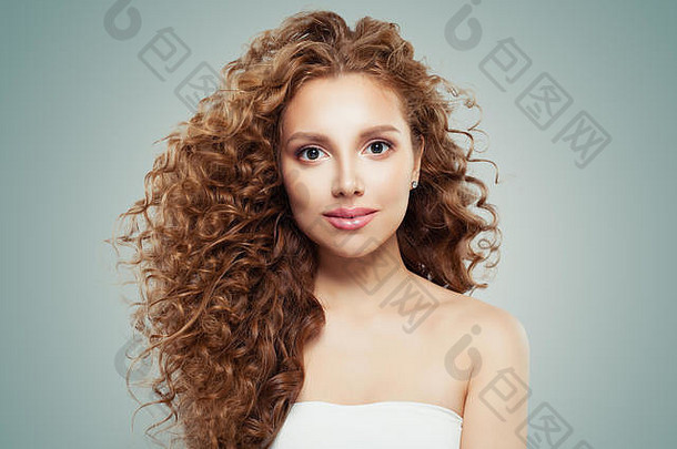 年轻的美丽的模型女人长健康的发型灰色的背景