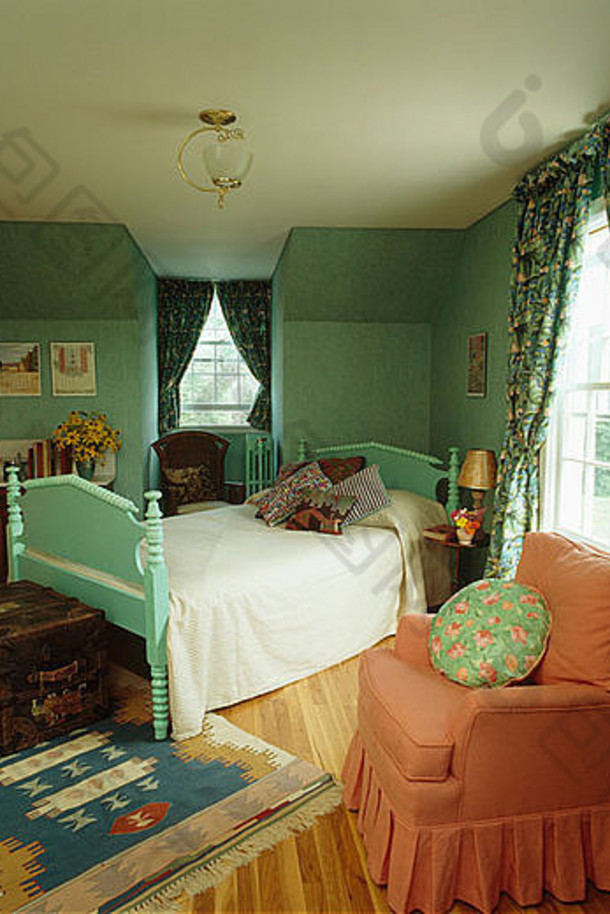 有图案的地毯绿松石画木床上绿松石卧室绿色<strong>窗帘</strong>扶手椅桃子椅套
