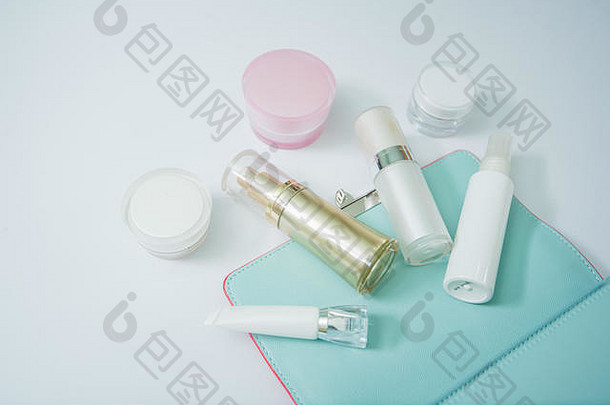 化妆品产品女人袋孤立的白色化妆品产品