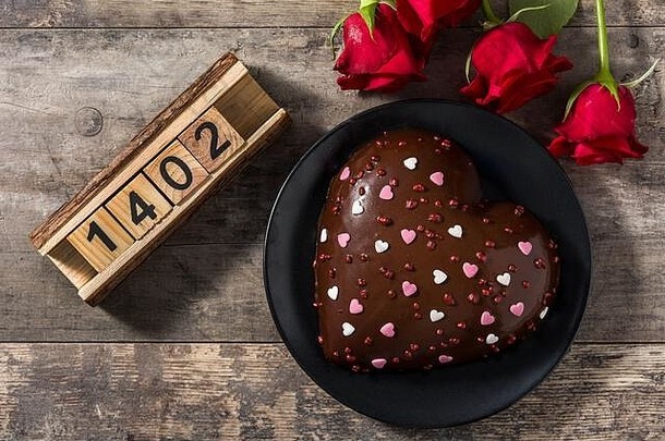心形状的蛋糕红色的玫瑰木表格