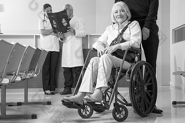 成熟的女人轮椅医院丈夫医生分析扫描背景