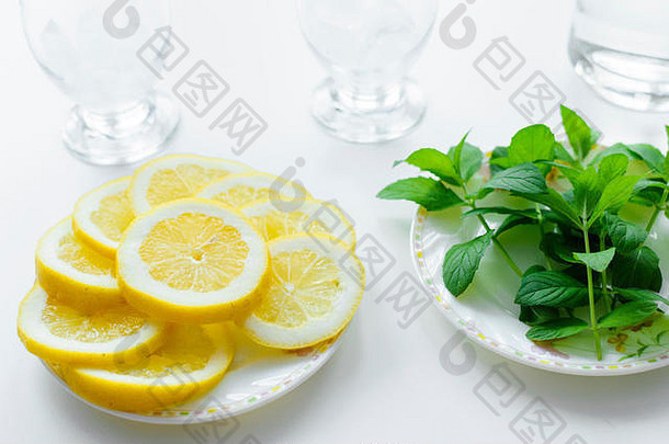 柠檬片新鲜的薄荷盘子眼镜冰多维数据集成分自制的柠檬水完美的夏天