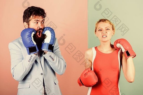 战斗幸福有胡子的男人。赶时髦的人战斗女人问题的关系体育运动家庭夫妇拳击手套强度权力基因敲除冲赢得战斗