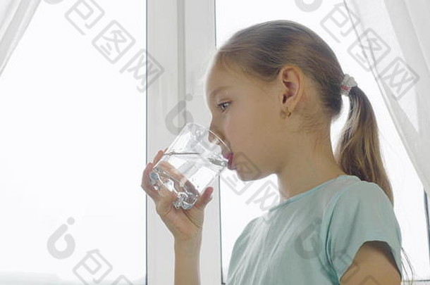 女孩少年喝水玻璃首页厨房窗口背景