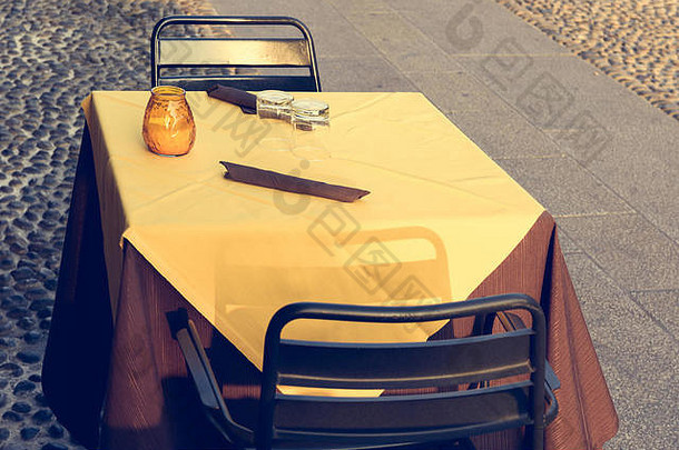 健美的图像表格黄色的桌布椅子街咖啡馆