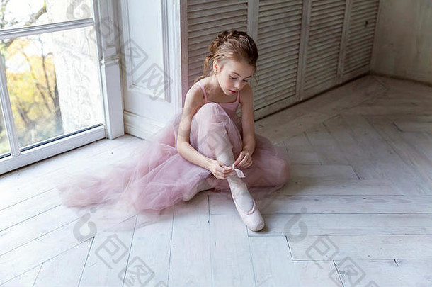 美丽的年轻的芭蕾舞女演员把尖端鞋子白色木地板上背景窗口复制空间芭蕾舞实践美丽的苗条的优雅的芭蕾舞舞者