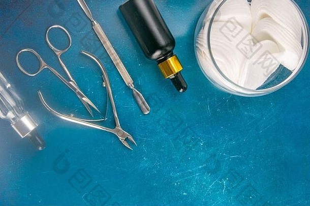 集化妆品工具修指甲修脚蓝色的背景修指甲剪刀角质层锯米勒手石油