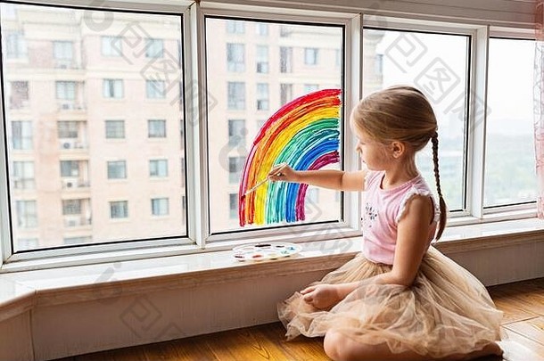 孩子绘画彩虹科维德检疫首页女孩窗口保持首页社会媒体运动冠状病毒预防