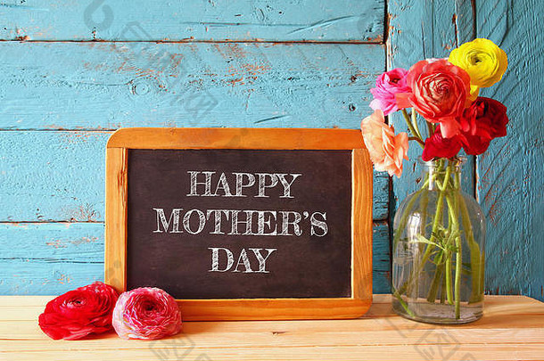 花黑板上快乐母亲的一天概念