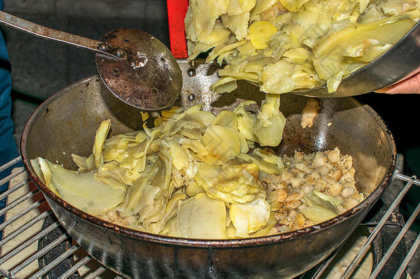 烹饪米加斯面包屑典型的西班牙语食物面包屑准备煎锅穆尔西亚西班牙