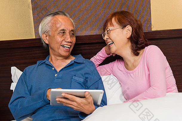 亚洲高级夫妇笑享受学习技术终身学习概念