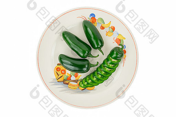 绿色墨西哥胡椒辣椒色彩斑斓的节日古董聚会板切片绿色墨西哥胡椒堆放胡椒形状