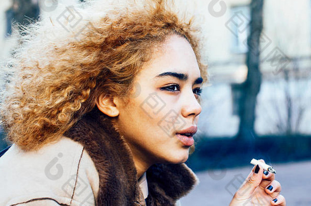 年轻的漂亮的女孩十几岁的吸烟香烟关闭真正的个瘾君子社会问题概念