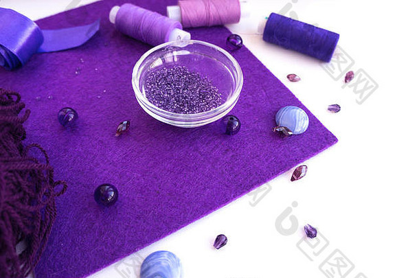 集材料刺绣紫罗兰色的颜色白色背景珠子线程缎丝带羊毛针织
