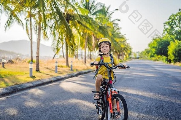 活跃的学校孩子男孩安全头盔骑自行车背包阳光明媚的一天快乐孩子骑自行车<strong>学校安全</strong>孩子们在户外