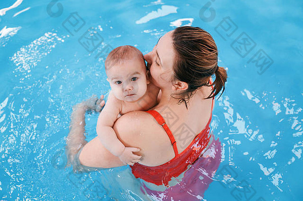 白色高加索人妈妈。转<strong>换新</strong>生儿婴儿浮动游泳池婴儿潜水水健康的活跃的生活方式家庭活动早期