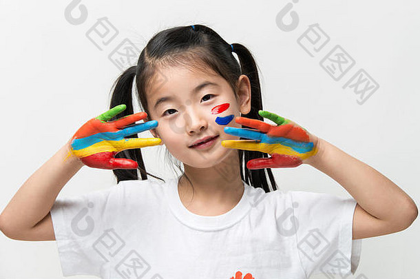 亚洲女孩手画色彩斑斓的油漆