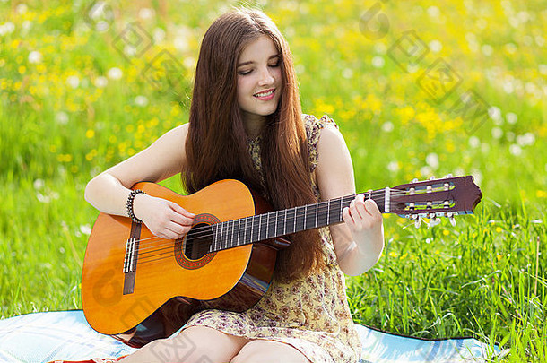 年轻的女人玩吉他