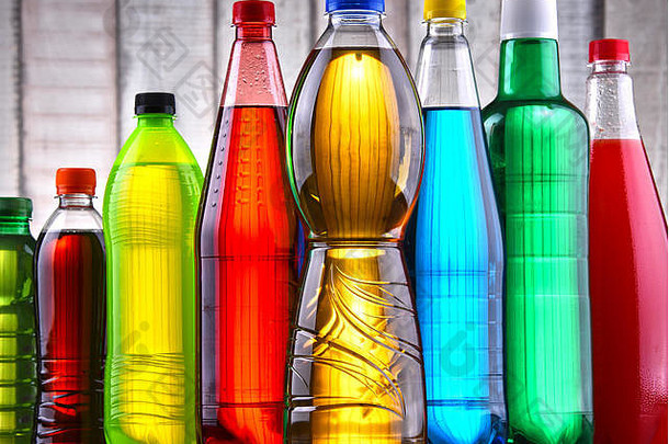 塑料瓶各种各样的碳酸软饮料各种颜色