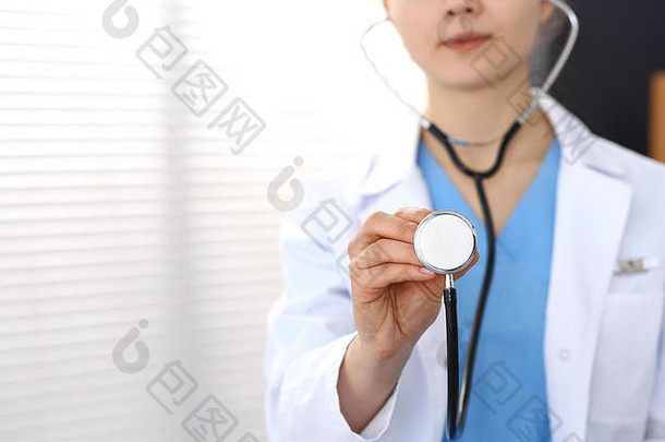 医生持有听诊器头特写镜头医生准备好了检查病人医疗保险健康护理治疗医学概念
