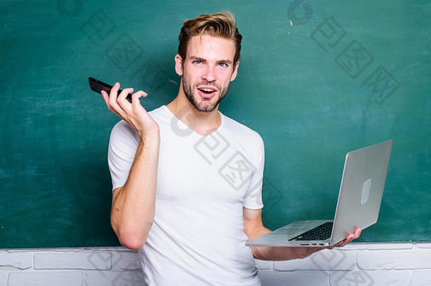 在线通信学校老师移动PC数字技术数字科学编程网络发展优势移动互联网英俊的男人。现代技术数字概念