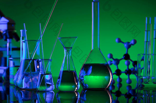 化学实验室概念实验液体实验室玻璃器皿绿色红色的背景的地方标志