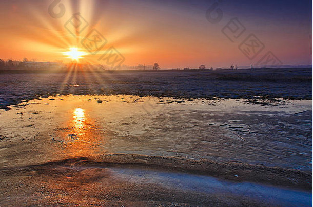 日出冻字段反射太阳冰覆盖场波兰结束2月水平视图