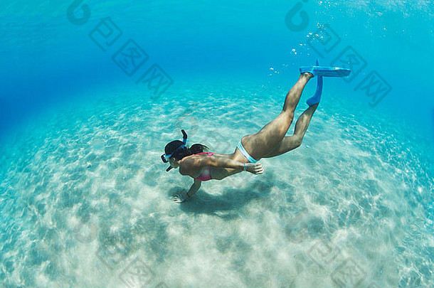 水下图像女人浮潜热带海桑迪底
