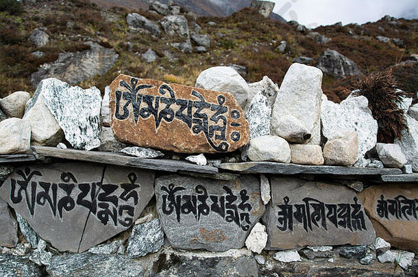 佛教祈祷写岩石朗塘谷尼泊尔当地人提供祈祷神