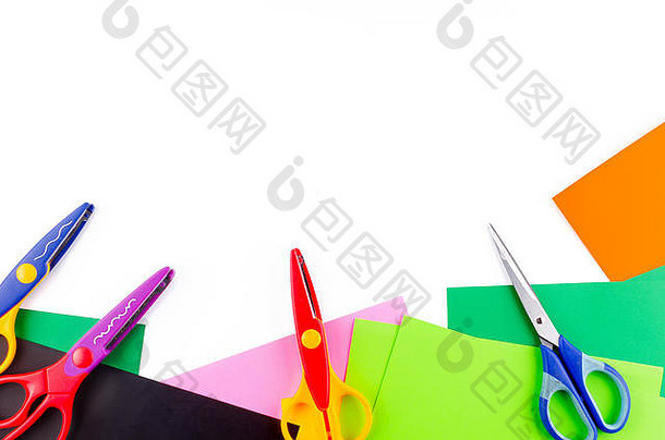 剪刀数字切割纸色彩斑斓的表纸白色表格孩子们的艺术复制空间模型概念教育创建