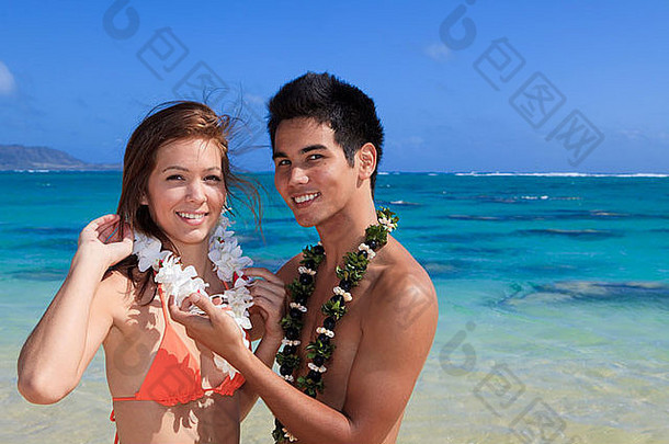 年轻的夫妇海滩夏威夷