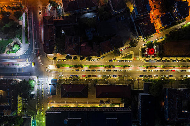 光路环形交叉路口晚上<strong>城市</strong>burgas保加利亚路美丽的空中视图忙十字路口空中视图