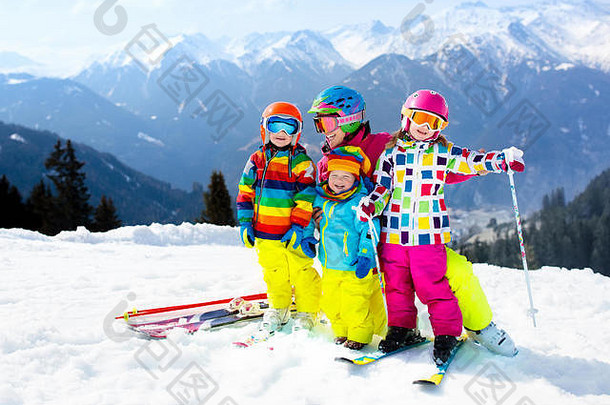家庭滑雪假期集团年轻的滑雪者阿尔卑斯山脉山妈妈。孩子们滑雪冬天父母教孩子们高山下坡滑雪滑雪