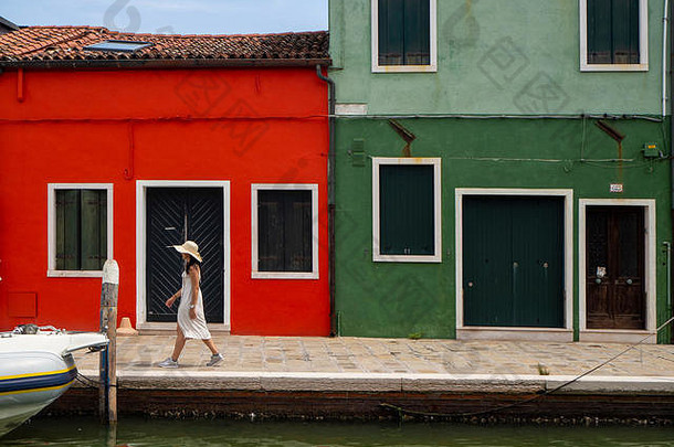 旅游他衣服走运河burano风景如画的房子威尼斯