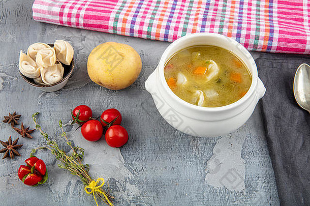 汤意大利蔬菜汤服务土耳其意式馄饨灰色的背景