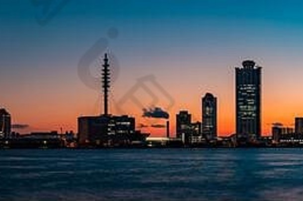 全景图片太阳设置大阪湾宇宙广场复杂的大阪港口钻石点