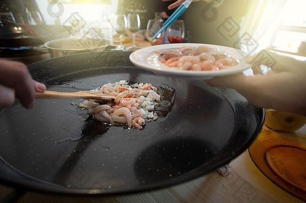 西班牙海鲜饭成分虾锅传统的西班牙语食物准备大米肉海鲜