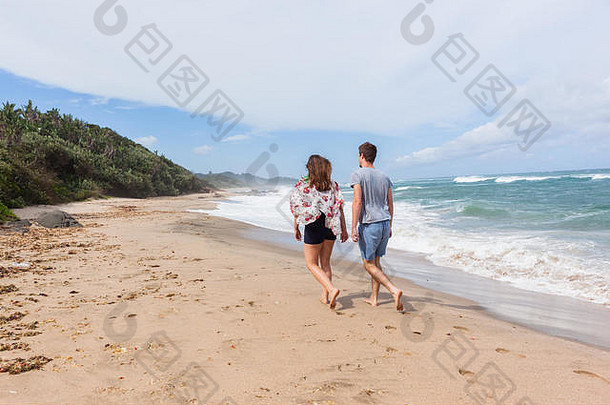 女孩男孩朋友走海滩海洋海岸线景观