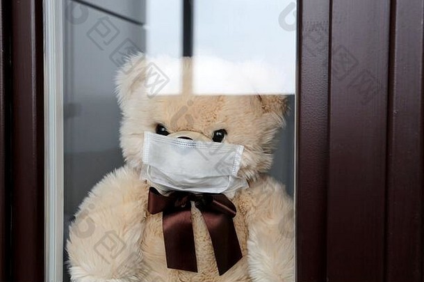泰迪熊脸医疗面具窗口概念冠状病毒检疫科维德疫情