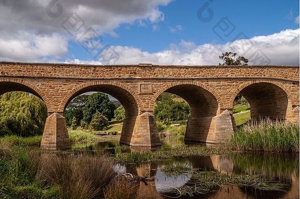 里士满塔斯马尼亚澳大利亚12月2015水行特写镜头拍摄棕色（的）石头历史桥煤炭河反映了水