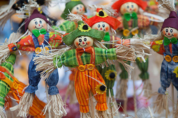 色彩斑斓的手工制作的木偶出售街河内季度街道