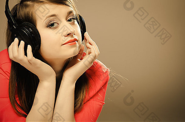 技术音乐幸福概念微笑女孩十几岁的耳机听音乐乌贼颜色古董照片
