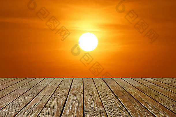 木地板上美丽的日落天空